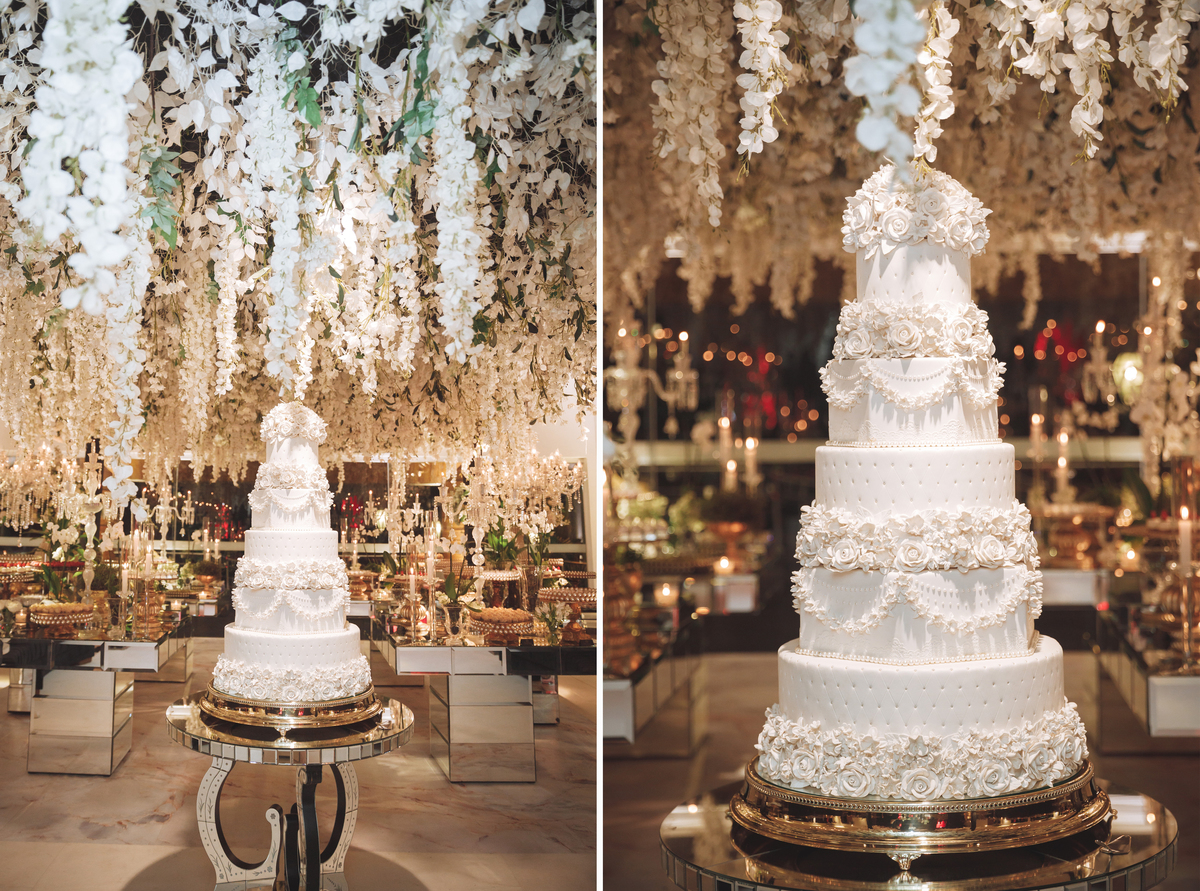 fotografo de casamentos bolo de vários andares branco decoração com decoração em flores suspensas com luz amarela e flores