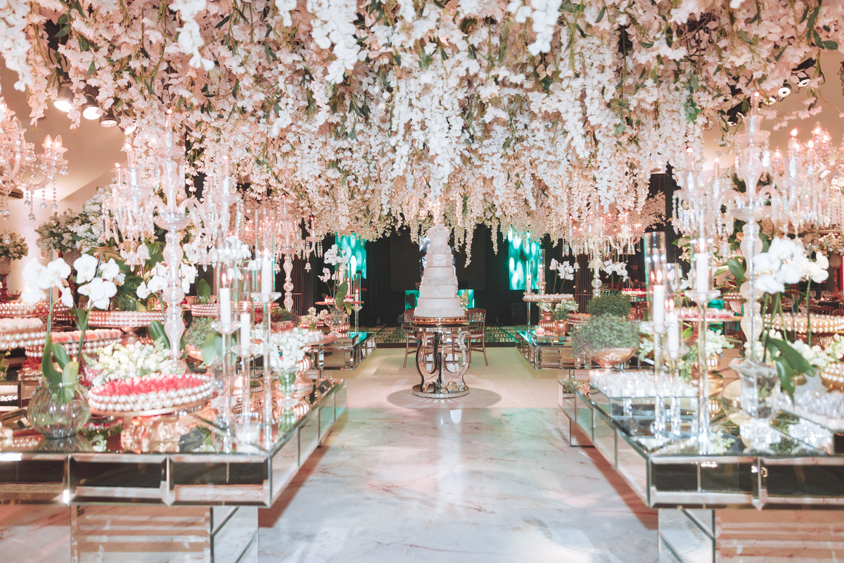 fotos ideias de decoração com flores no teto decoração em branco clássica mesa do bolo 