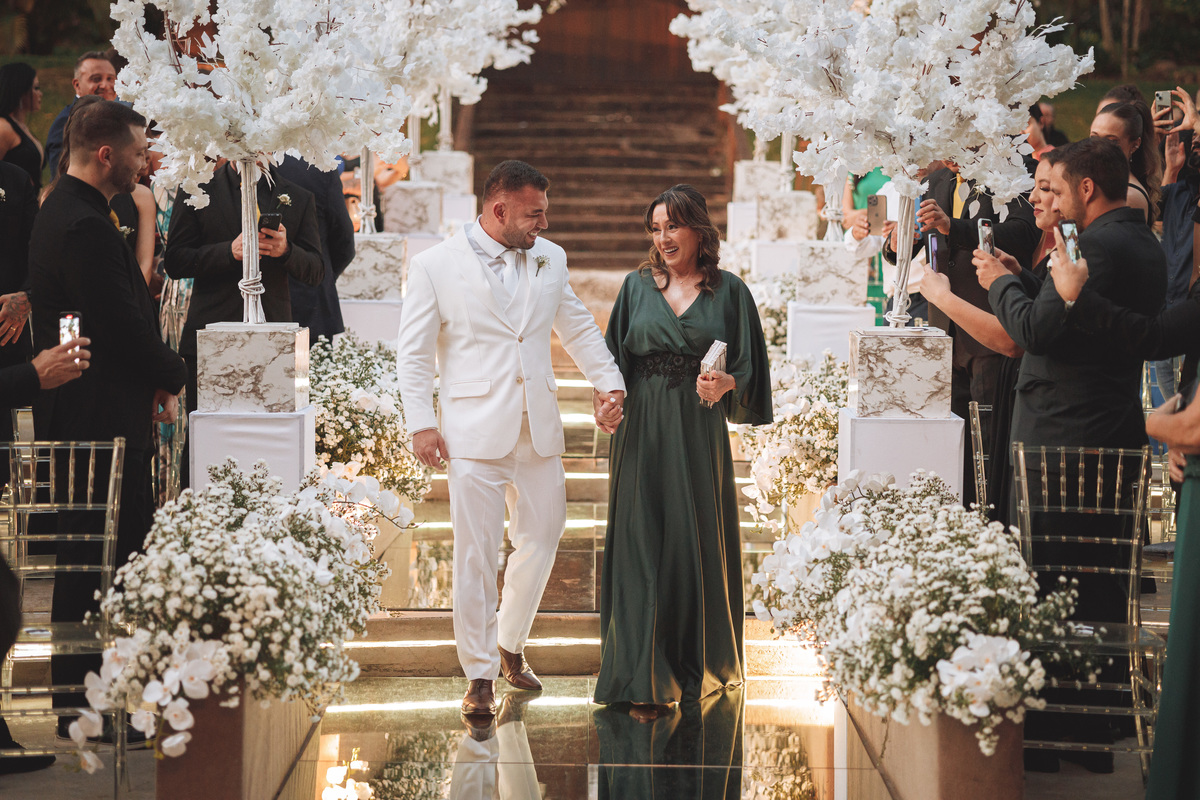 fotos de noivo entrando no casamento 