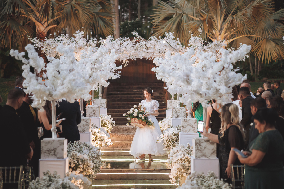 foto de daminha das flores em decoração florida branca
