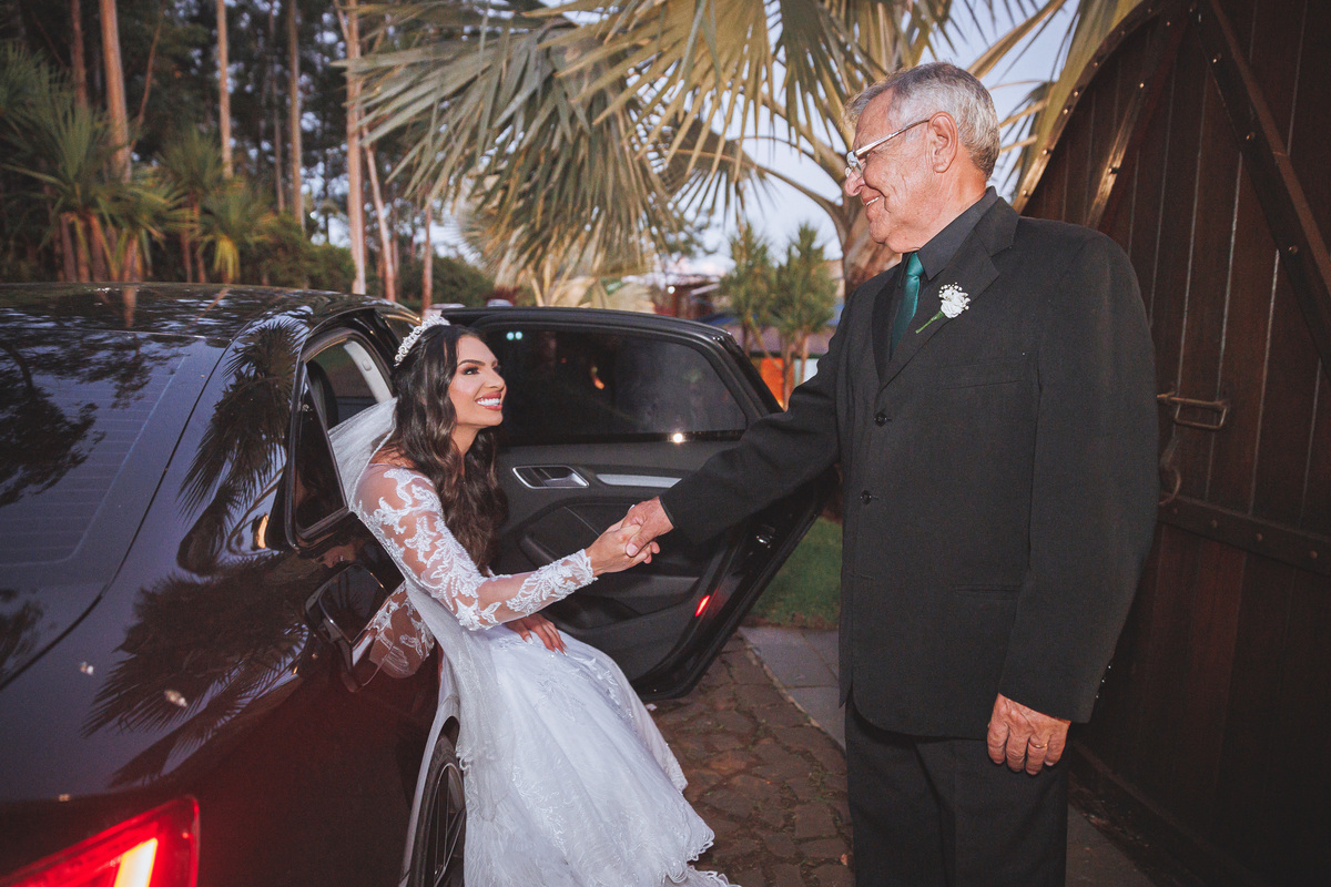 fotos de noiva chegando no casamento