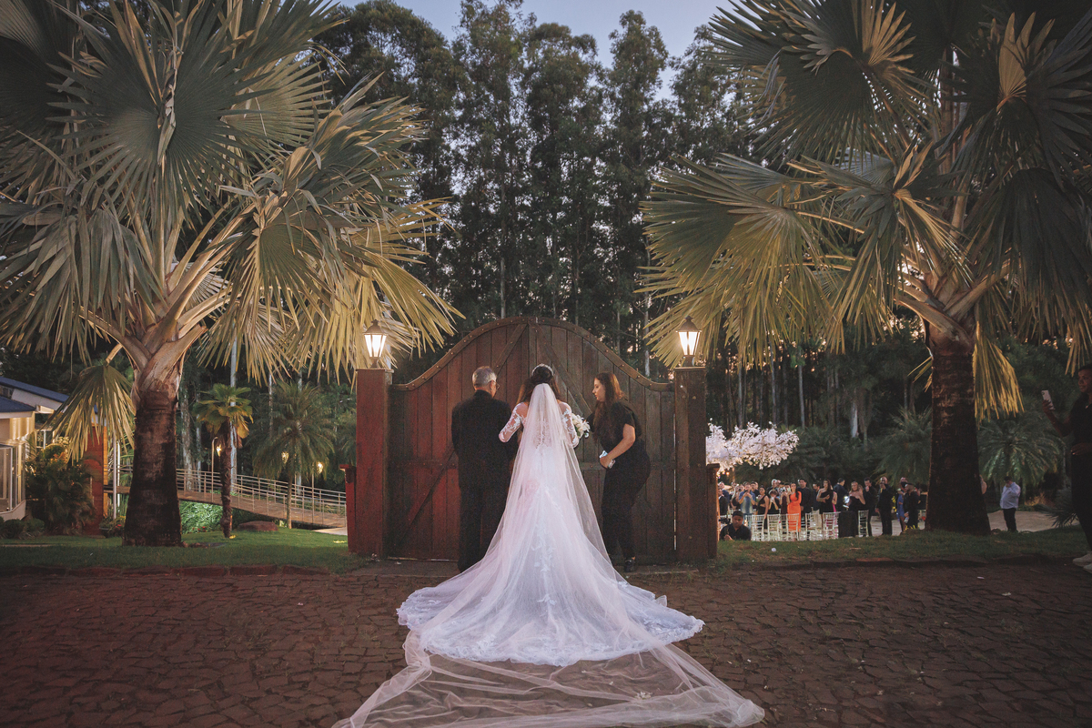 fotos de entrada de noiva em casamento ao ar livre