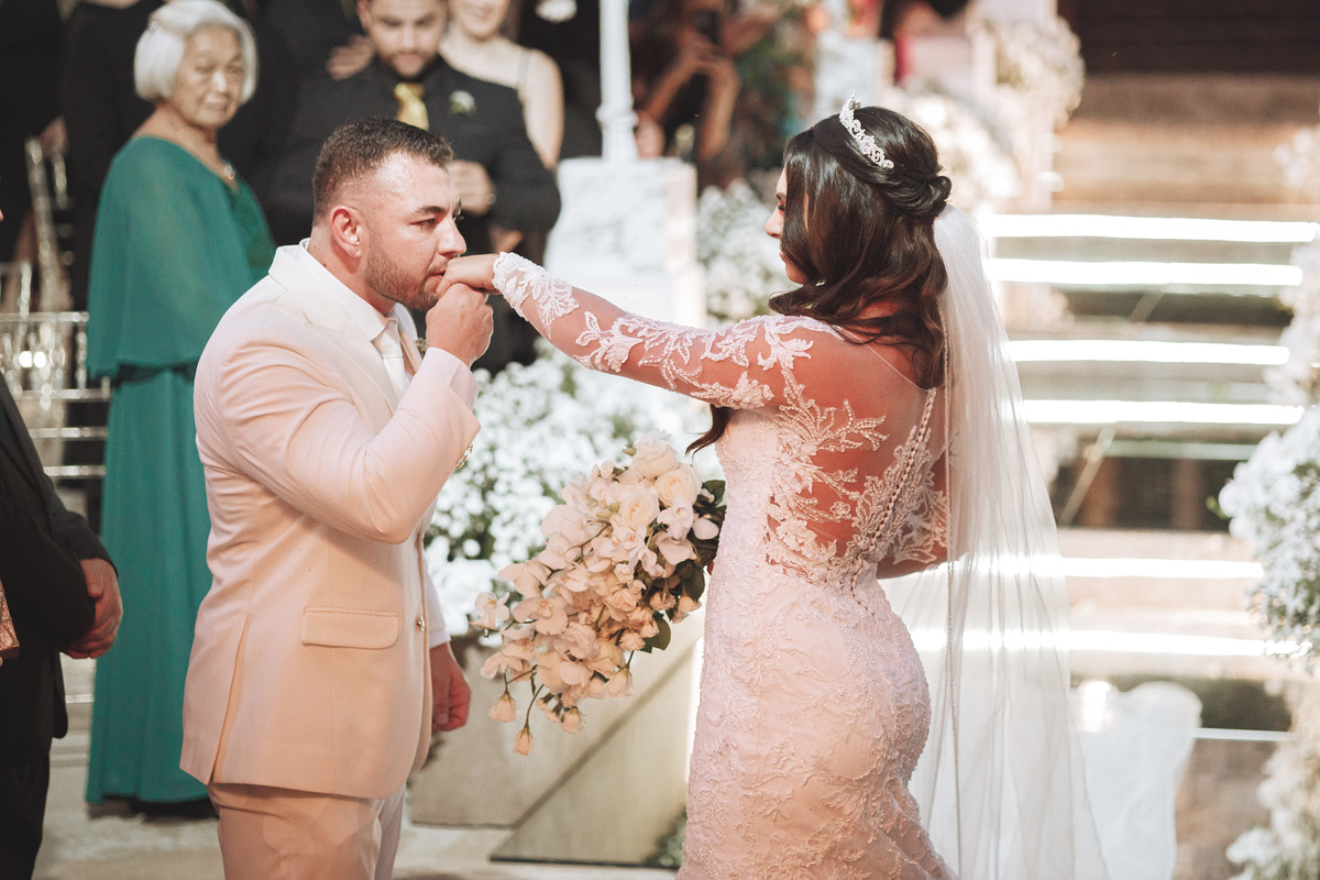 fotos de noivo se encontrando com a noiva no altar fotos de casamento
