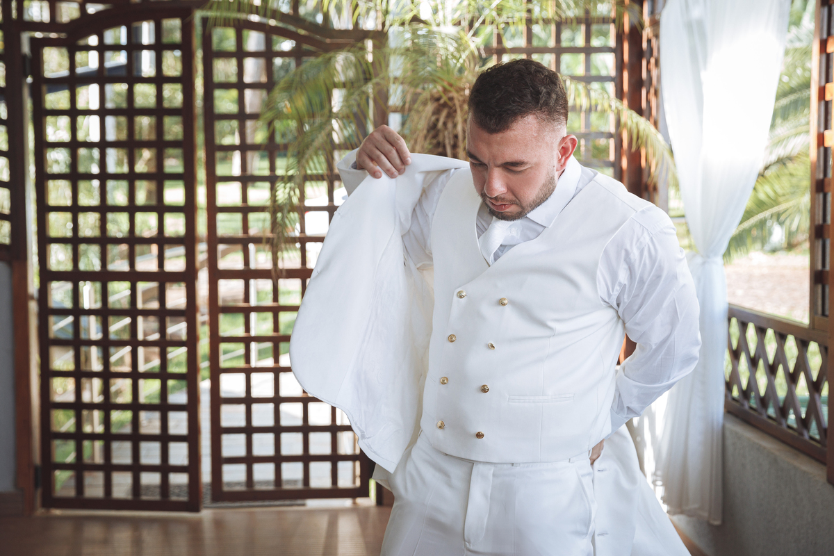 ensaio fotografico noivo de terno branco