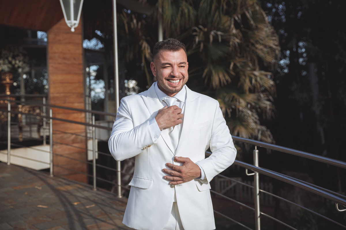 fotografia de casamento noivo de terno branco 