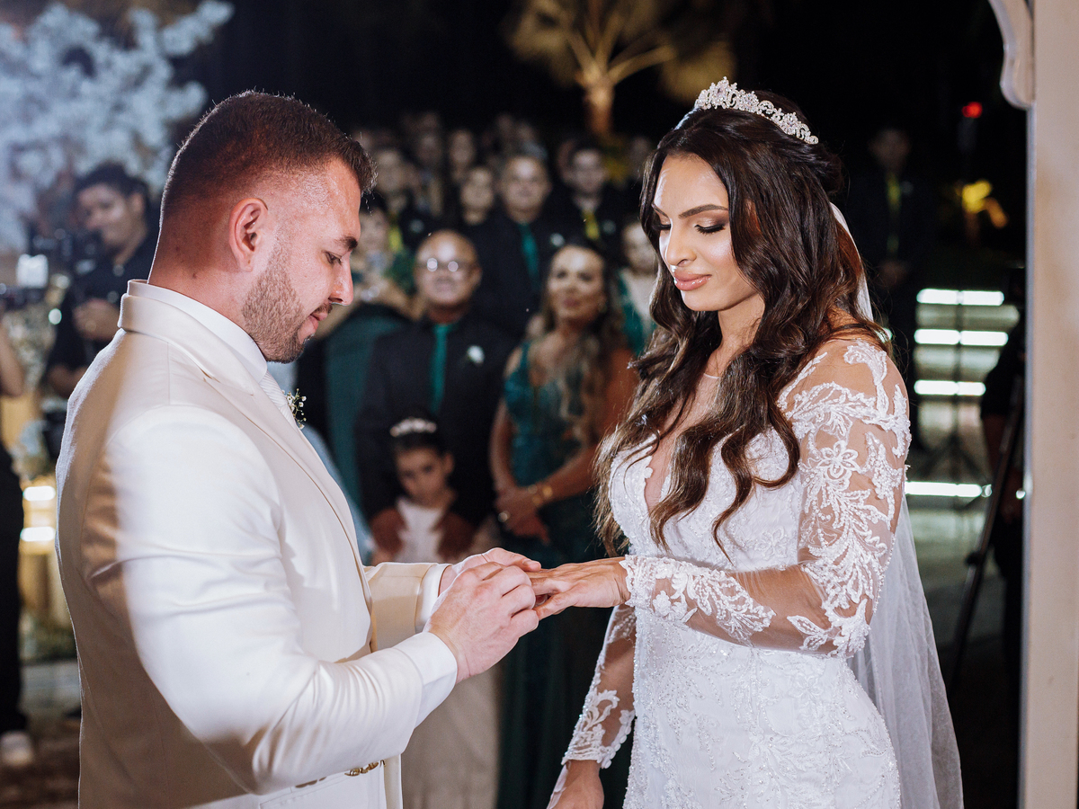 fotos de noivo colocando a alinça na noiva 