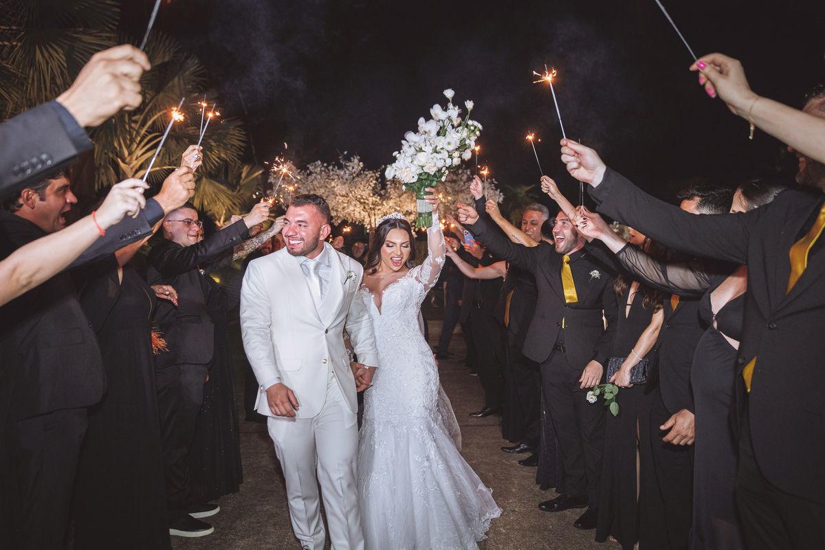 fotos de saida de noivos com padrinhos usando velas sparkles de estrelinha