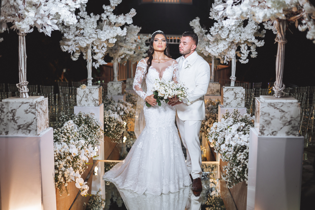 casamento todo em branco vestido e terno branco noivos