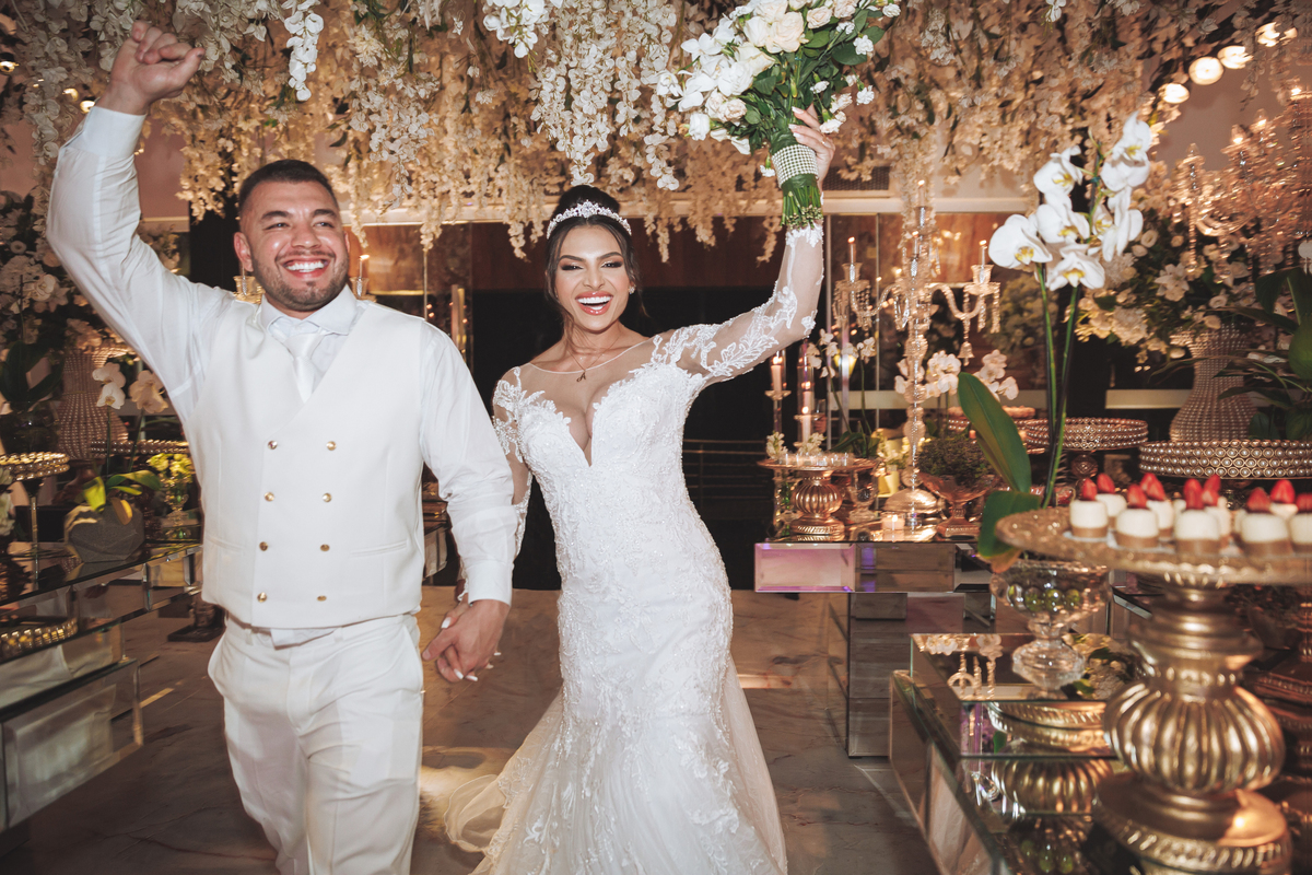 ideias fotos de decoração de casamento luminosa em branco e dourado