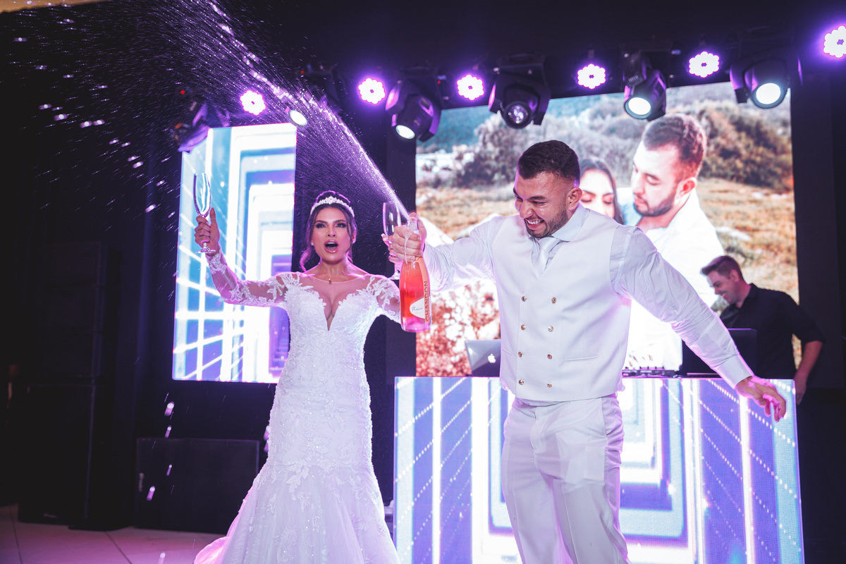 fotos de casamento noivos estourando champagne 