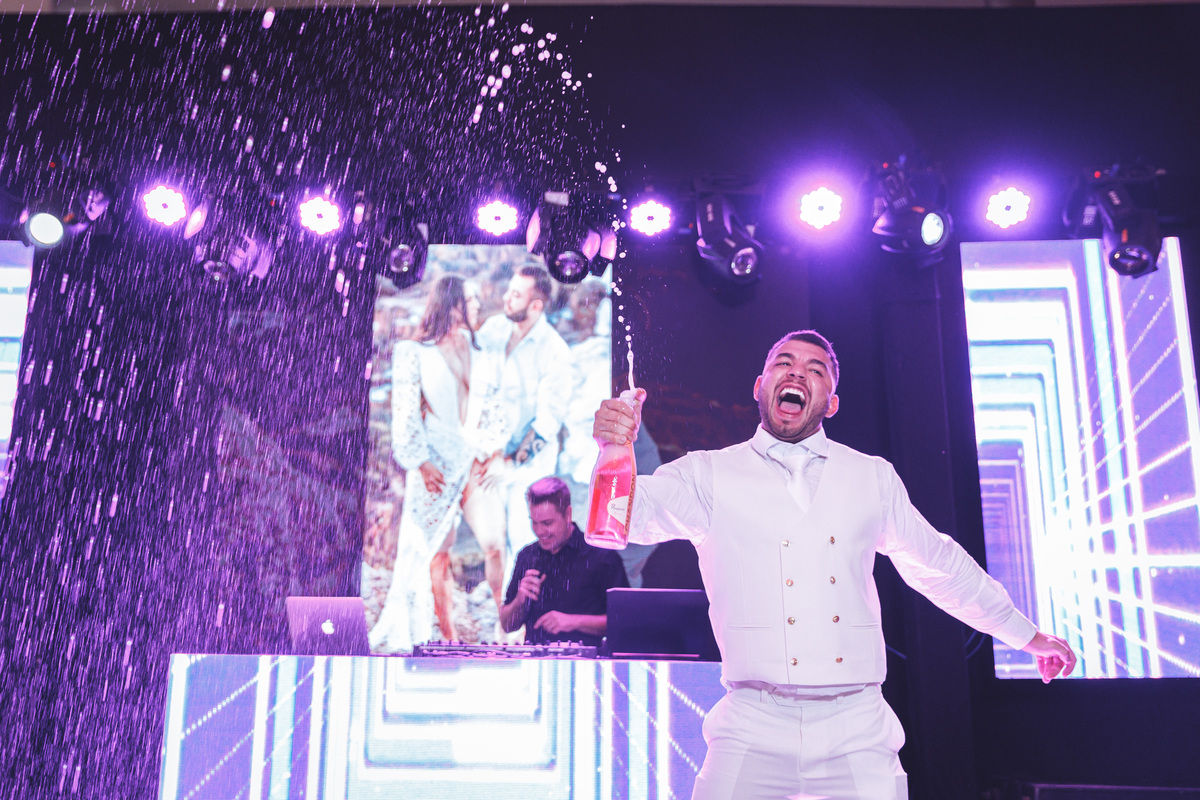 fotos noivo com chmapgne na festa de casamento