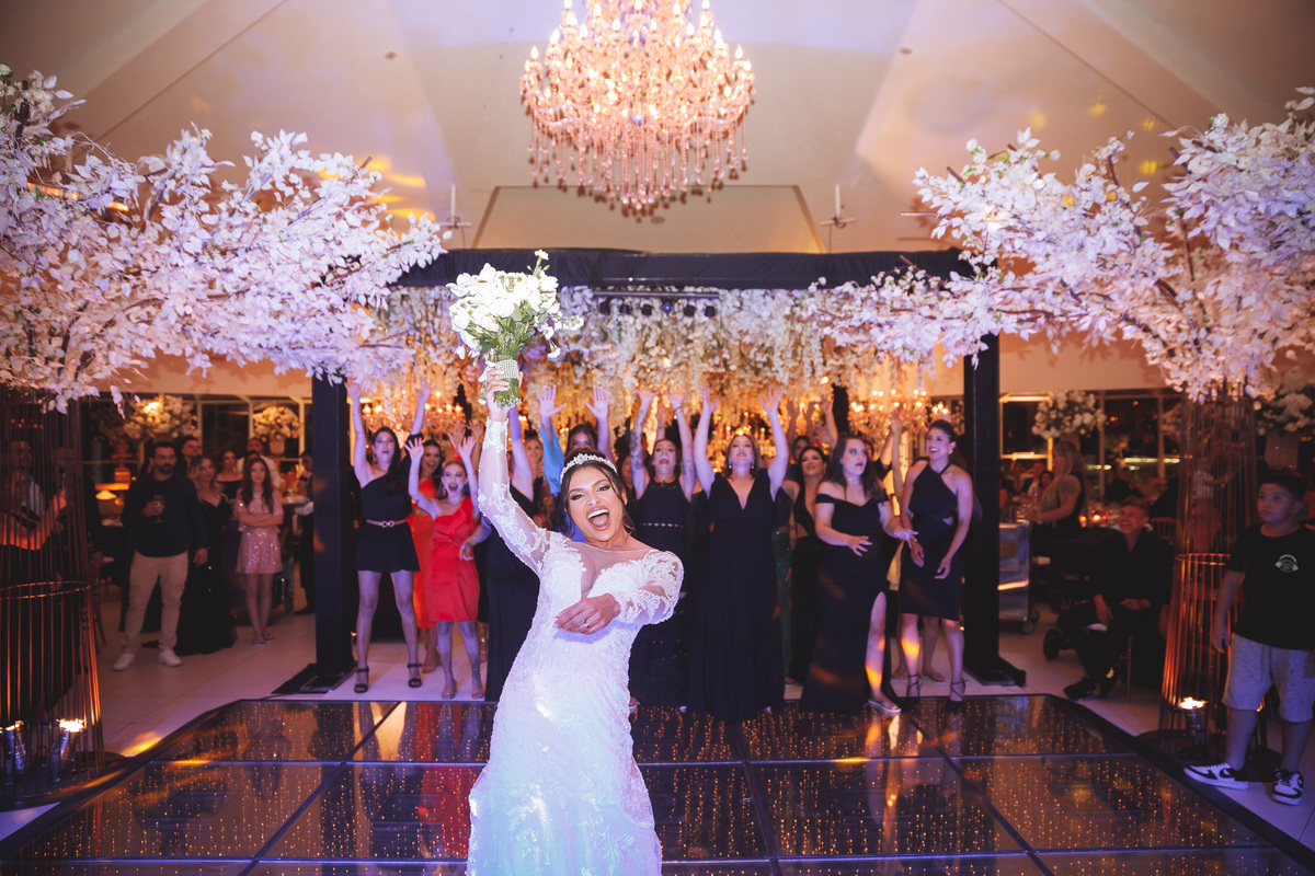 fotos de noiva na festa jogando o buquê decocração branca 