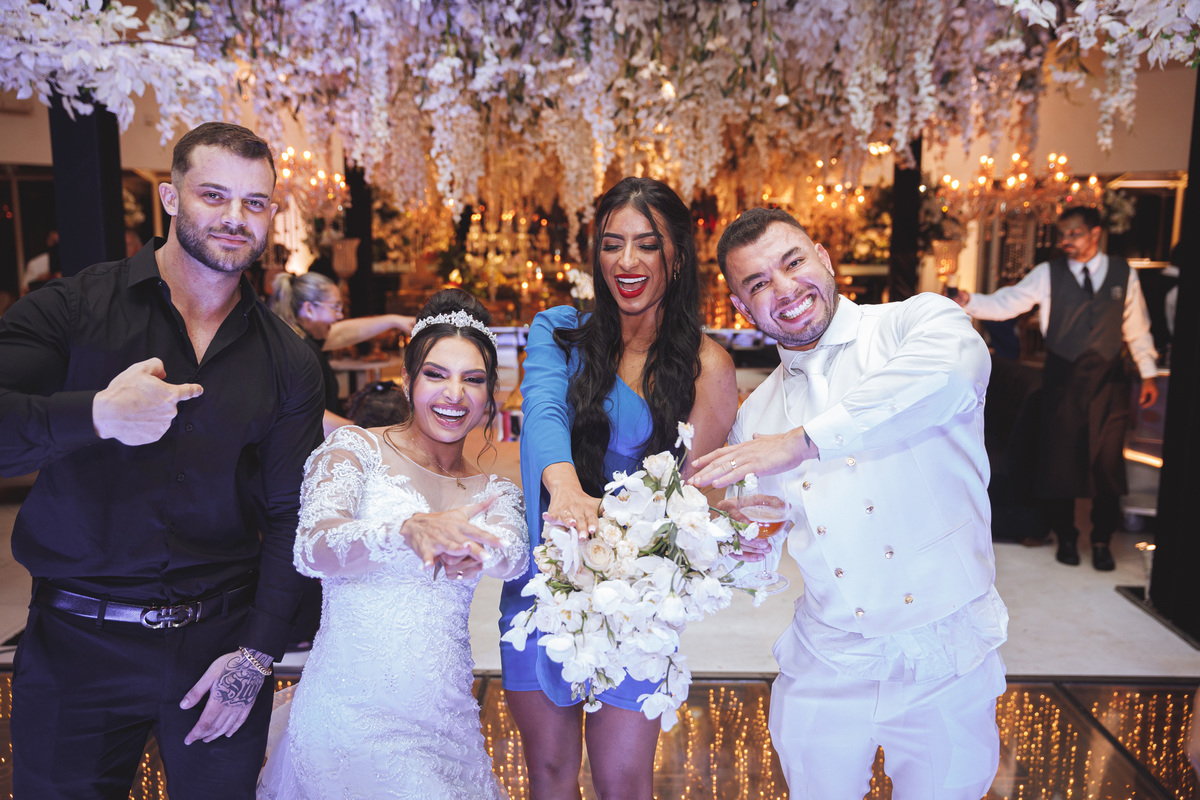 fotografo de casamentos festa de casamento em salão com flores brancas e luzes amarelas 
