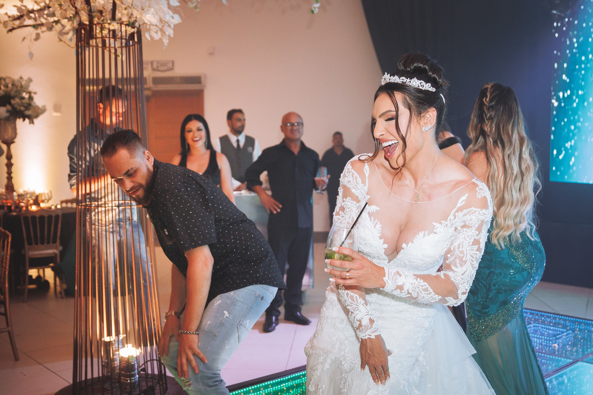 fotos noivos na pista de dança durante festa de casamento 