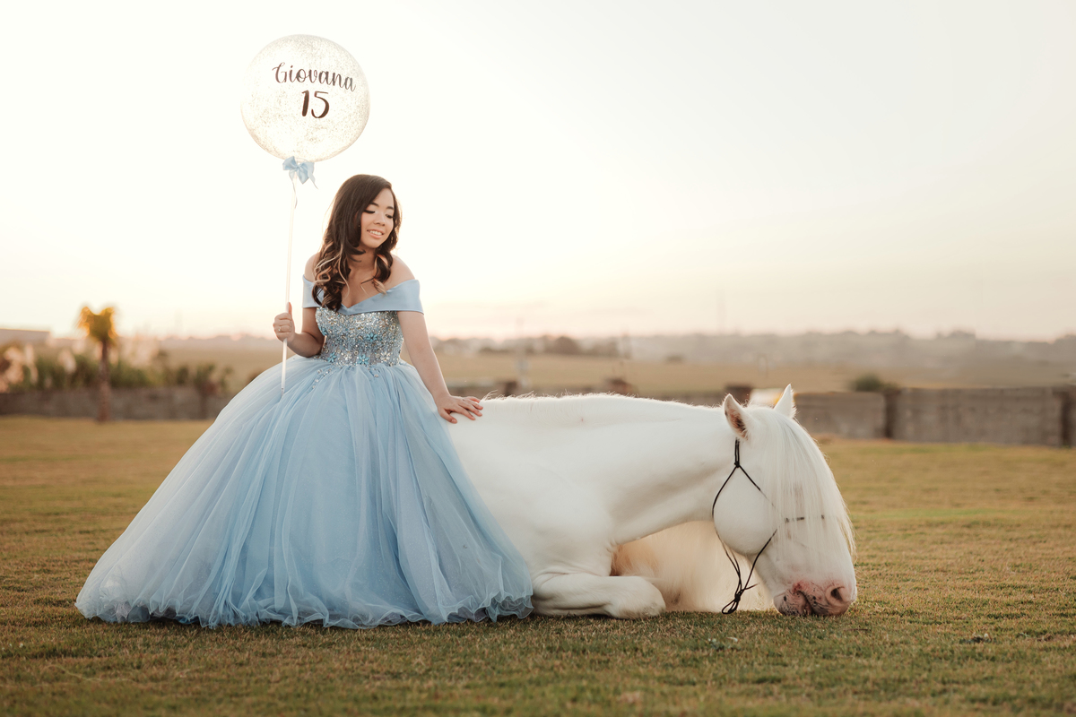 Ensaio de 15 anos externo com vestido e balão