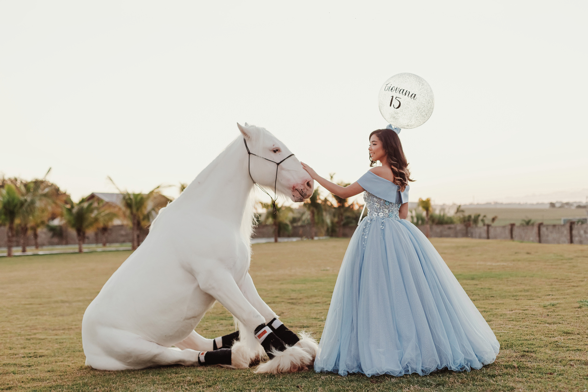 Ensaio de 15 anos com balão vestido e cavalos ao ar livre