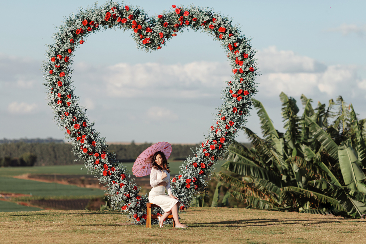 Ensaio de 15 anos com arco de flores em Maringá