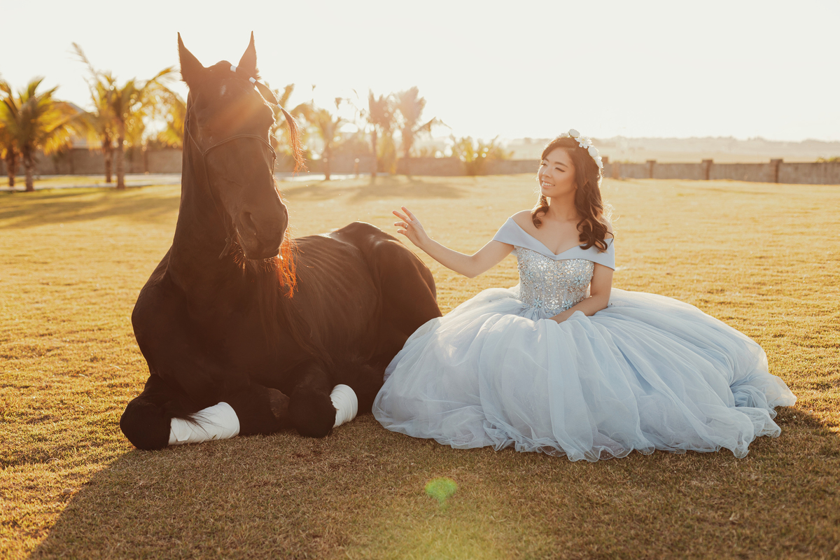 Ensaio de debutante com vestido e cavalos