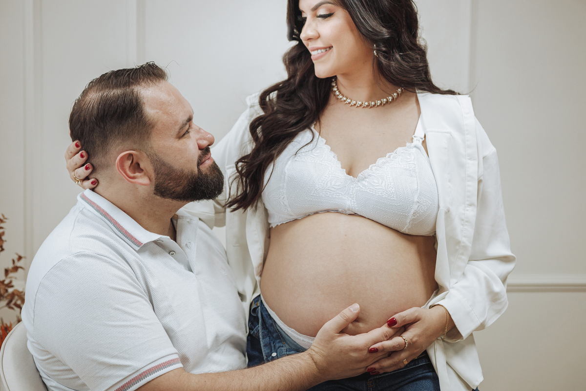 ensaio minimalista de casal gestante em estudio maringá