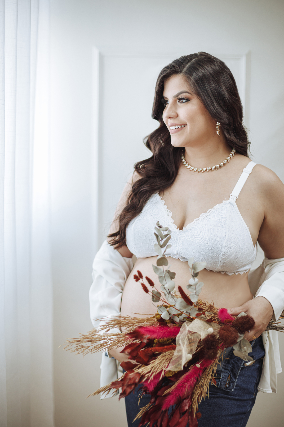 ensaio minimalista de gestante em maringá ensaio em estudio roupas brancas