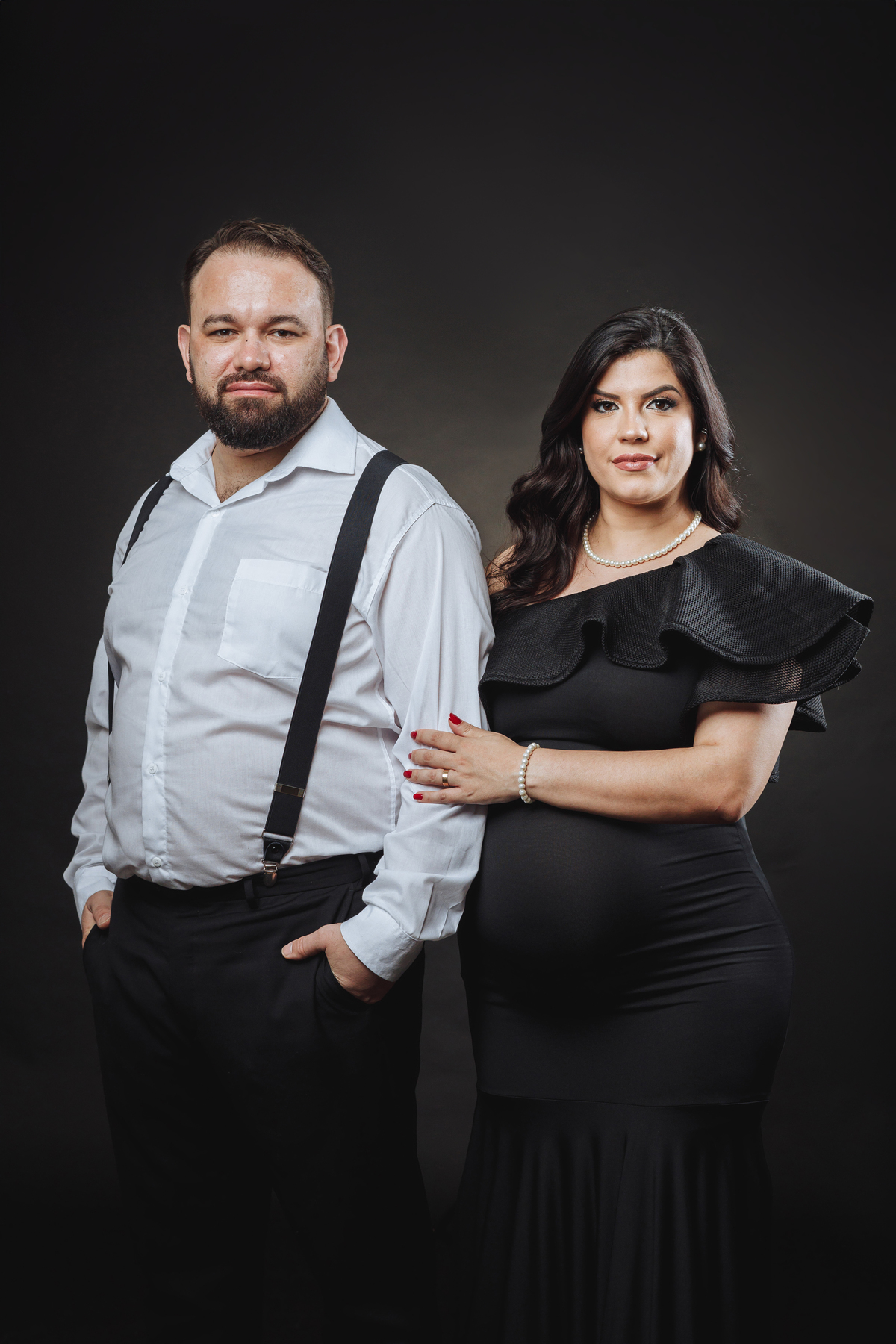 ensaio de gestante minimalista em estudio fundo preto maringá