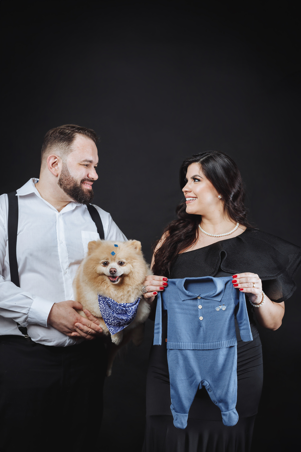 inspiração ensaio de gestante minimalista com pet e roupinha do bebê