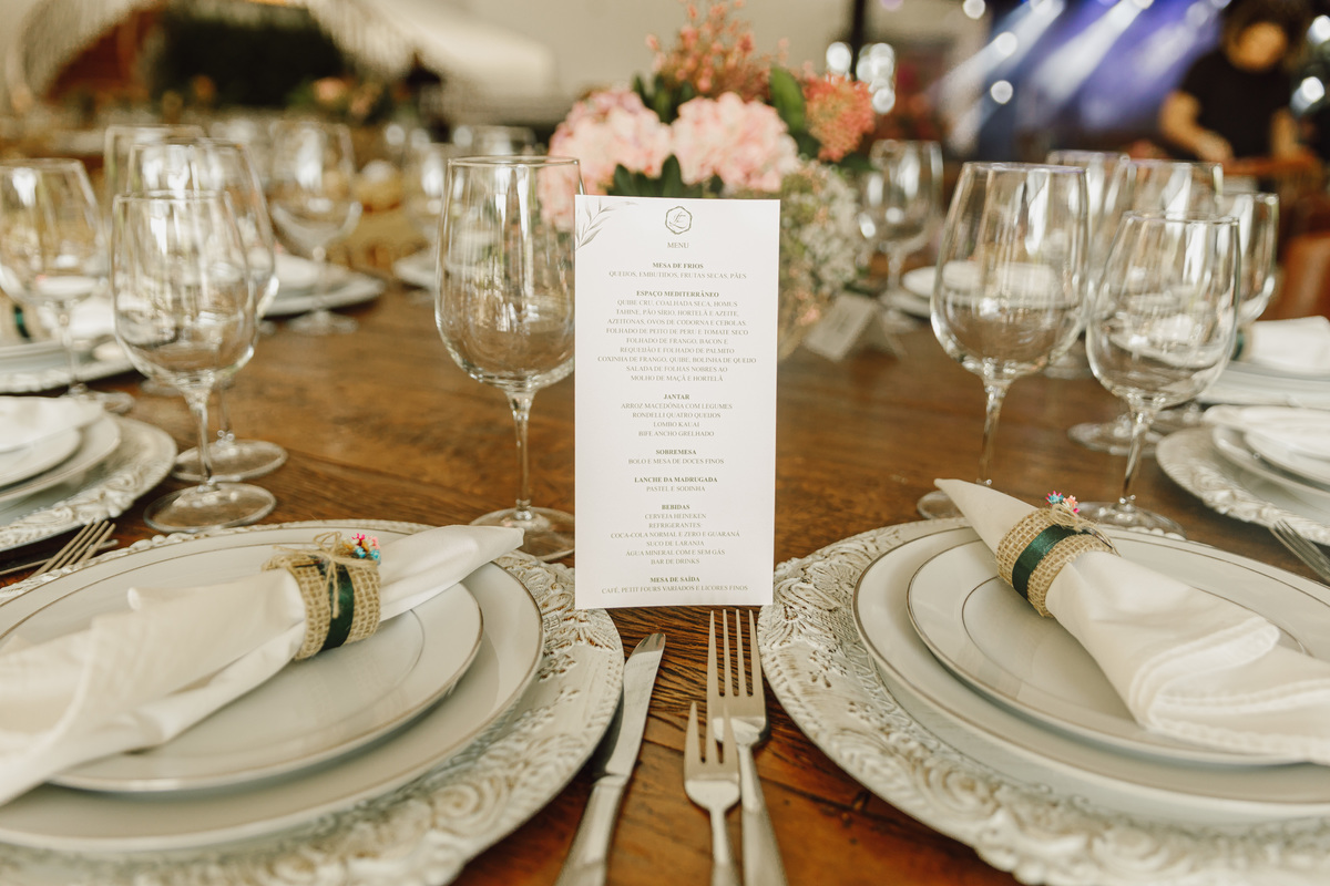 detalhes decoração da mesa dos convidados casamento menu do jantar