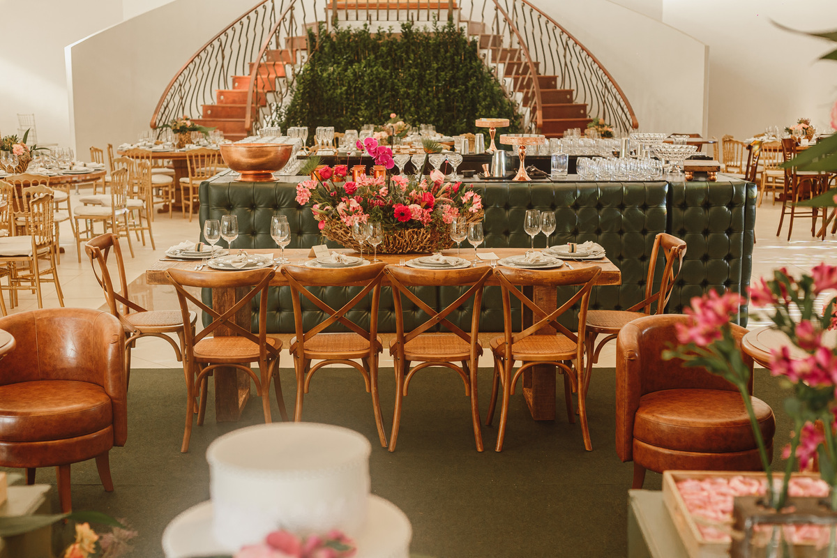 decoração salão de festa casamento estilo boho flores rosas