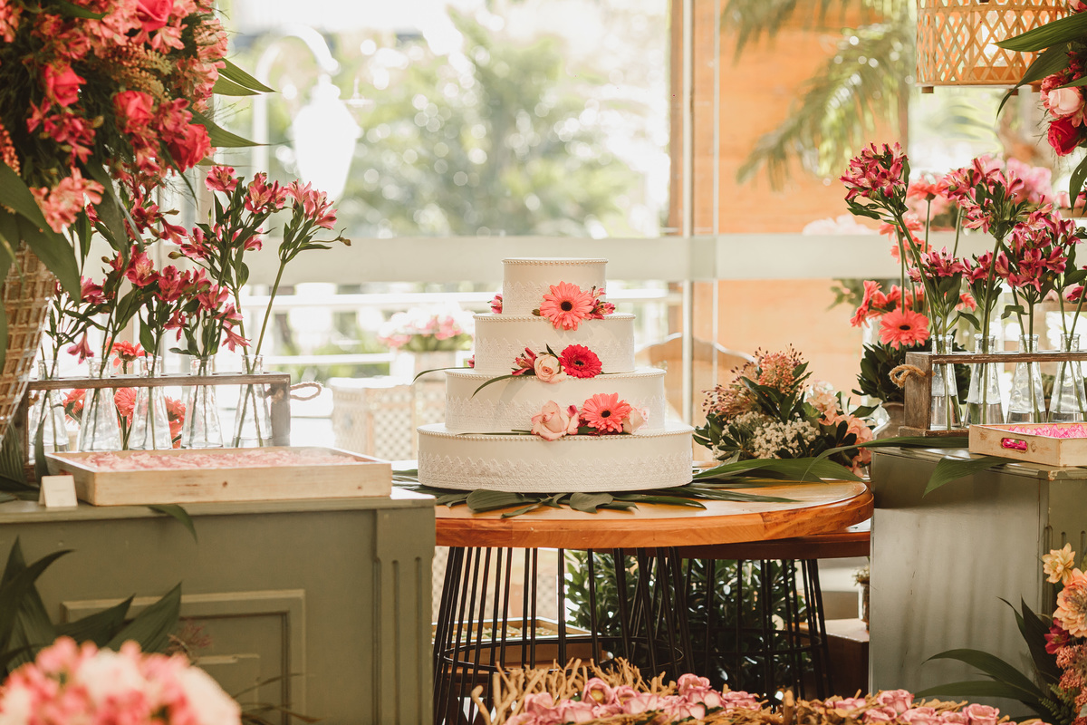 estilo boho mesa do bolo em marigá inspiração de bolo de casamento com flores rosas