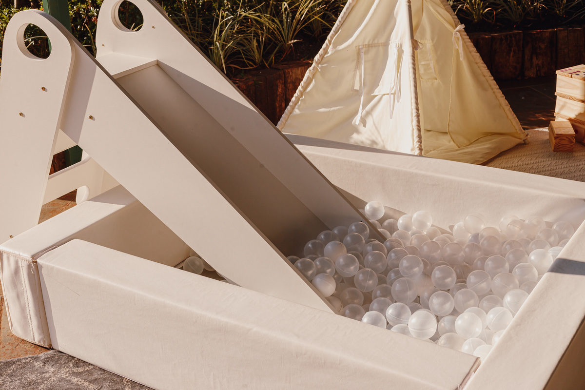 inspiração área kids casamentos no eden garden maringá escorregador e bolinhas