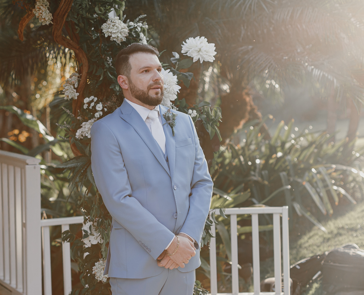 noivo aguardando a entrada da noiva cerimônia de dia noivo de terno azul