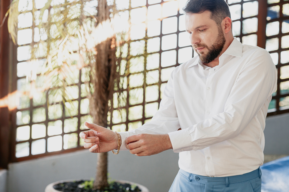 Making Of de noivo se arrumando tons claros minimalista