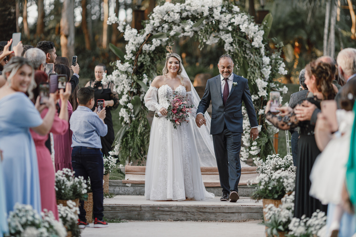 entrada de noiva na chacara eden garden maringá cerimônia externa 