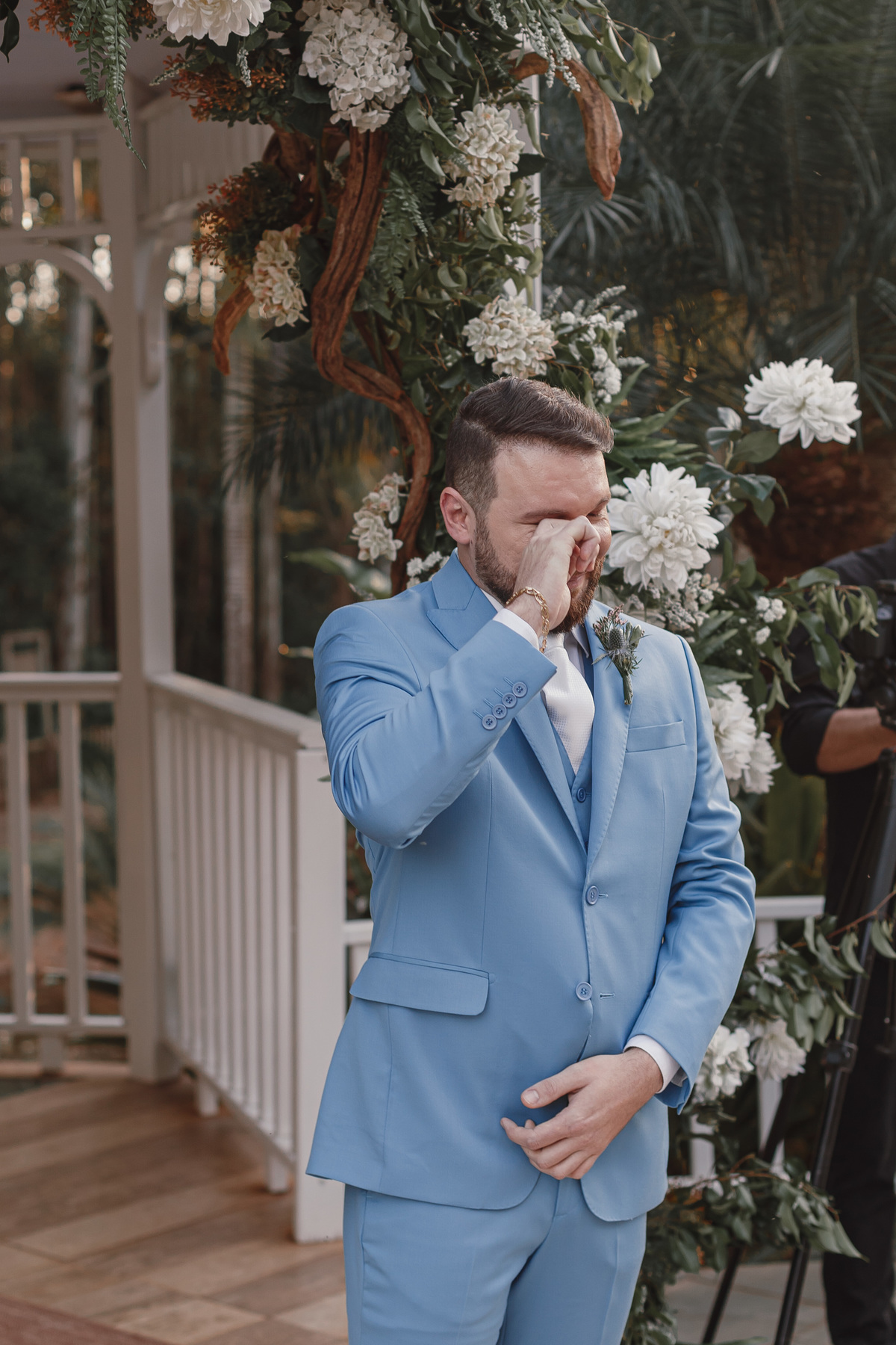 noivo emocionado com entrada da noiva cerimônia ao ar livre no eden garden maringá