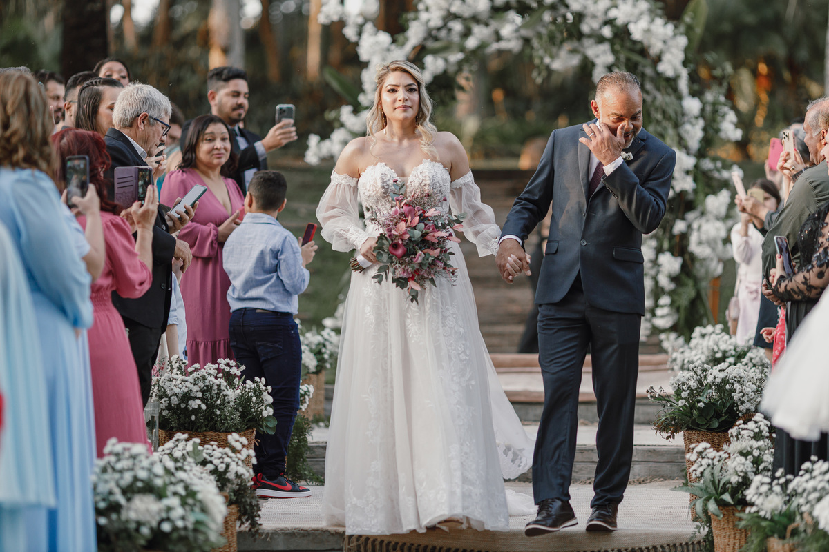 entrada emocionate de noiva com pai cerimônia ao ar livre de dia 