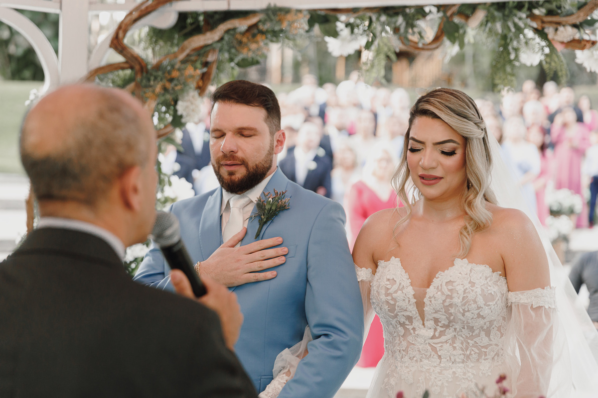 casamento no eden garden noivos orando no altar  fotos emocionantes de casamento fotografo maringá