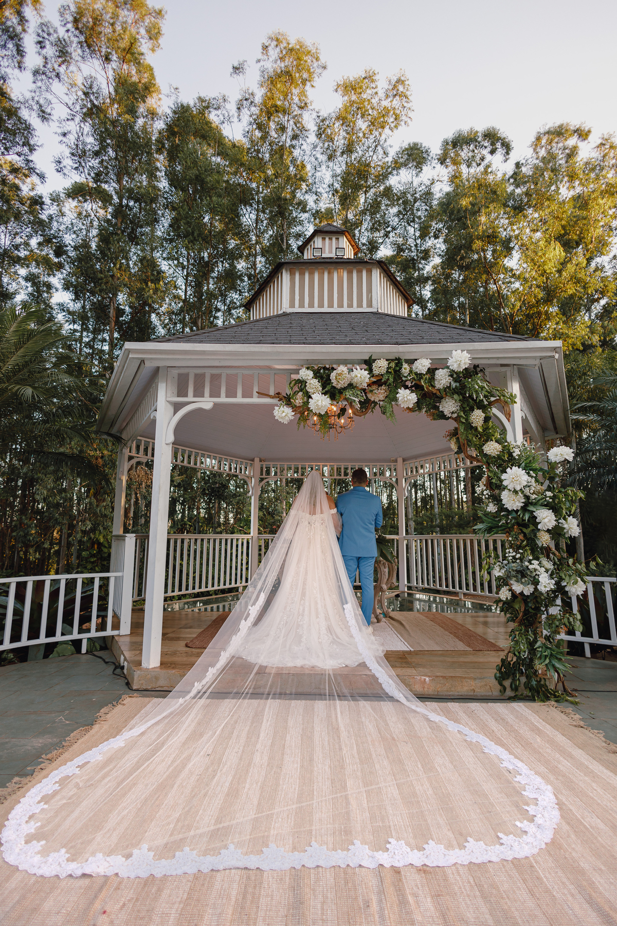 casamento ao livre de dia no eden garden maringá decoração com flores brancas