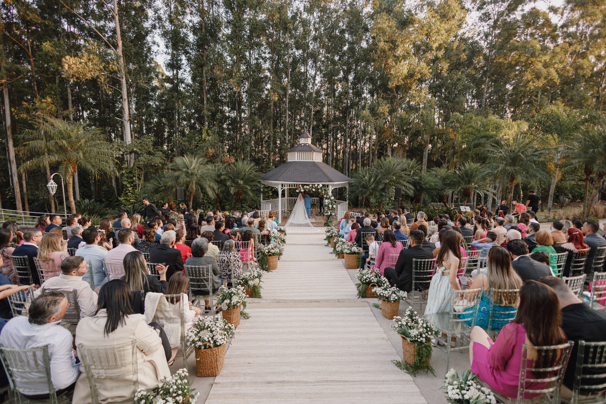 cerimônia ao ar livre no eden garden maringá flores brancas 