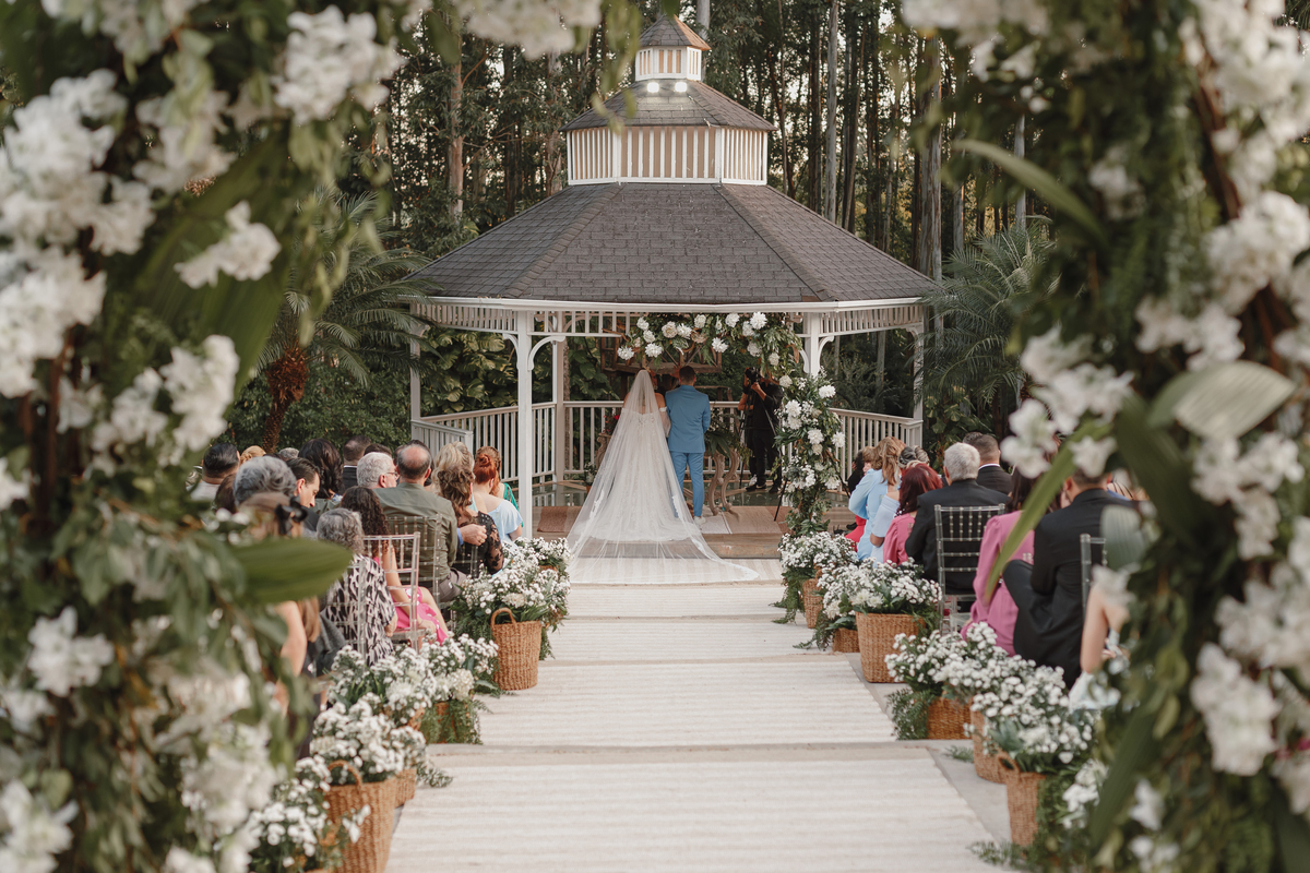 casamento na chacára Eden Garden Maringá cerimônia externa de dia flores brancas