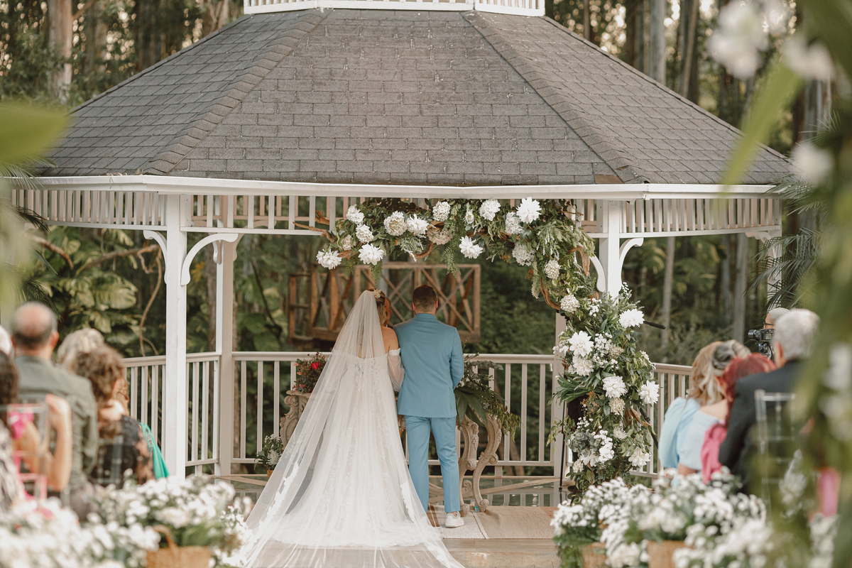 casamento na chacára Eden Garden Maringá cerimônia externa de dia flores brancas fotografo de casamentos 
