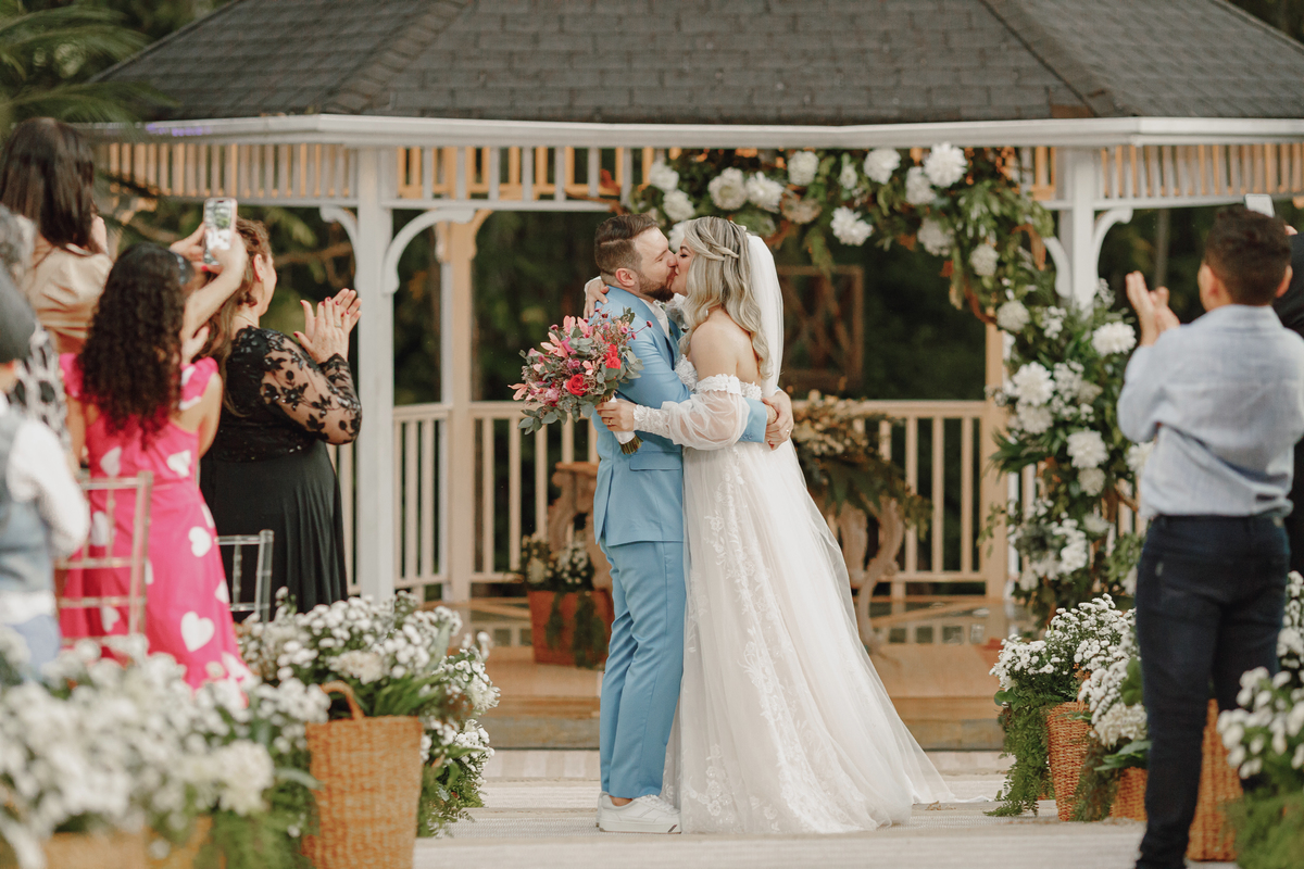 beijo dos noivos no eden garden maringá decoração com flores brancas 