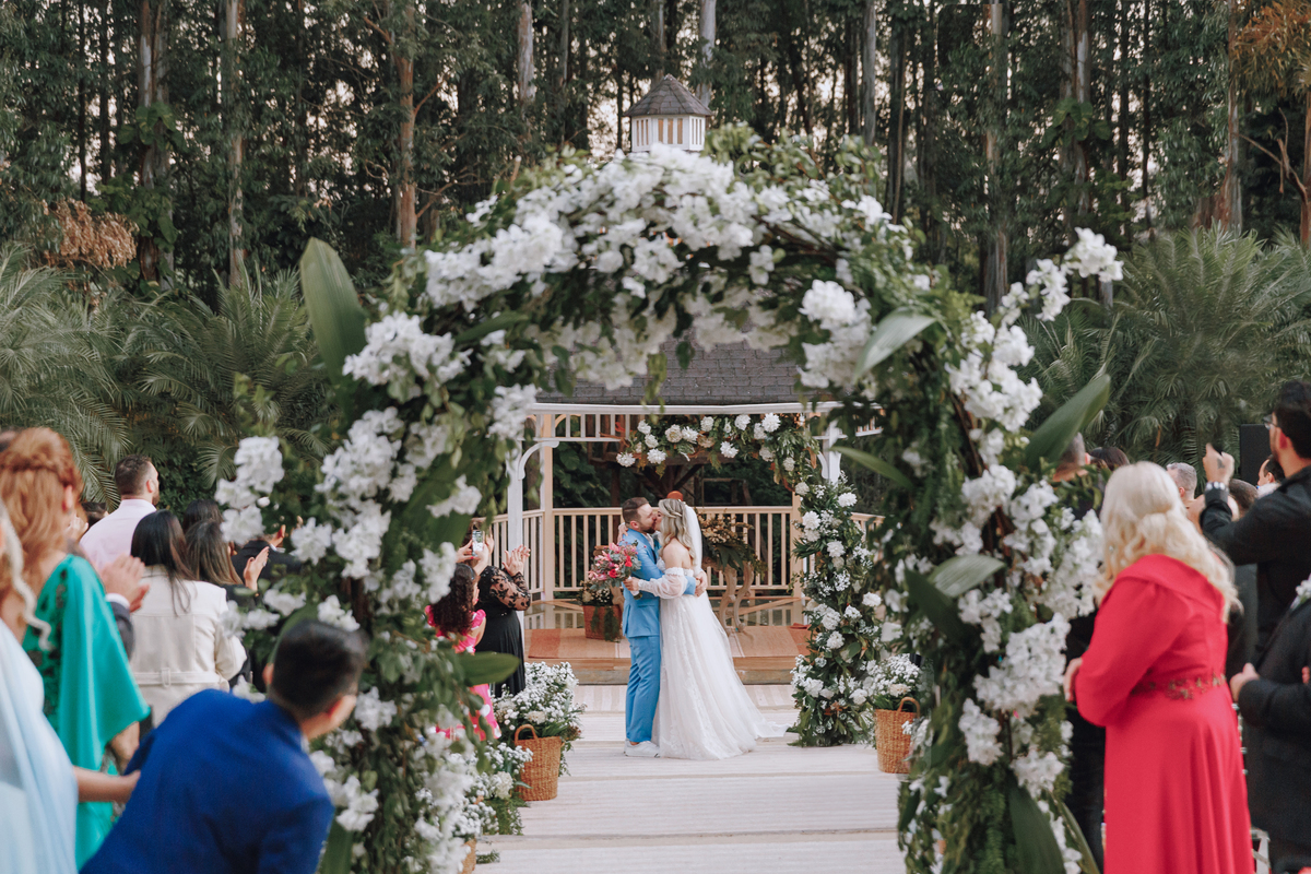 Casamento na chácara Eden Garden Maringá momento do beijo dos noivos na cerimônia externa