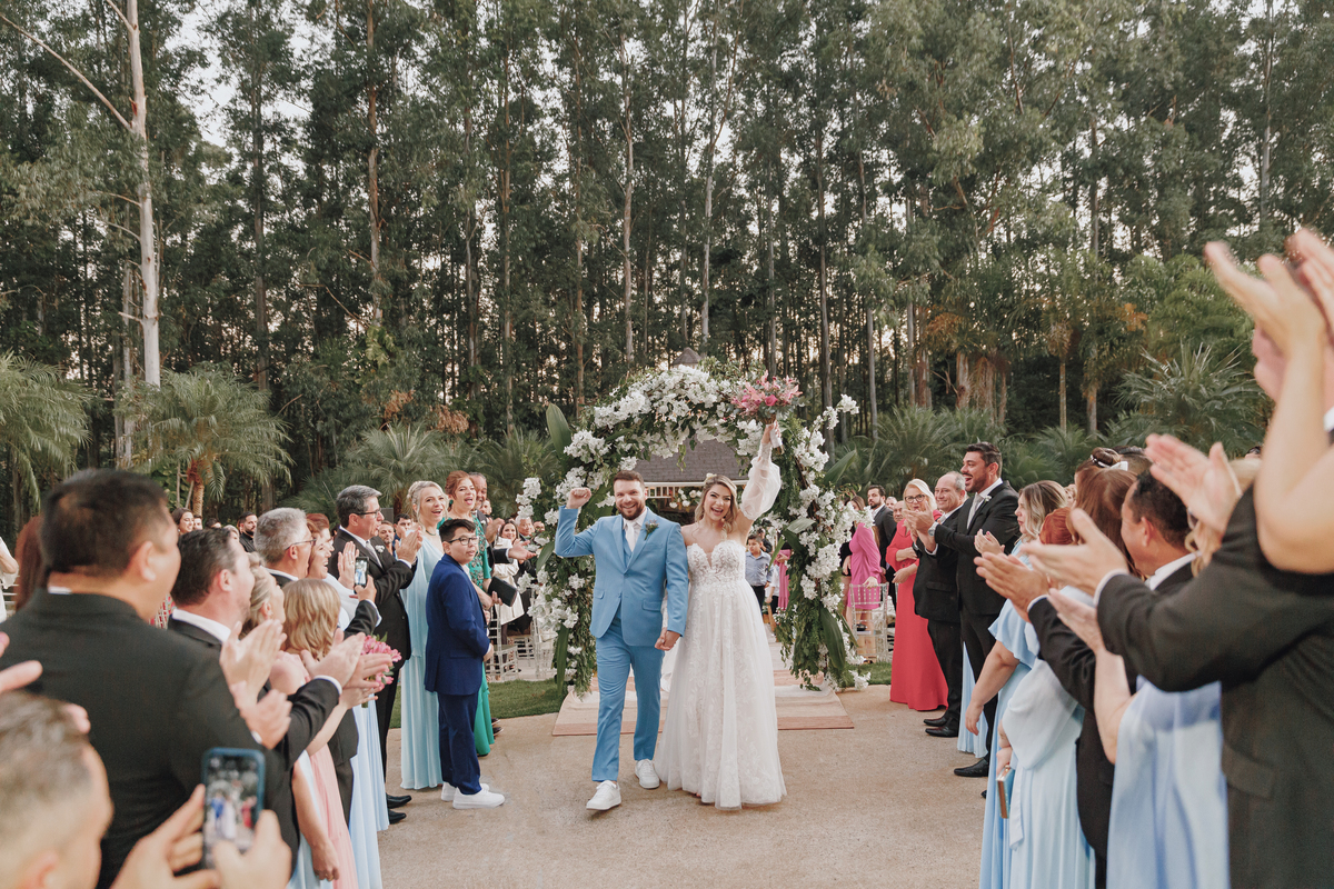 saida dos noivos casamento no eden garden maringá cerimônia externa de dia ao ar livre