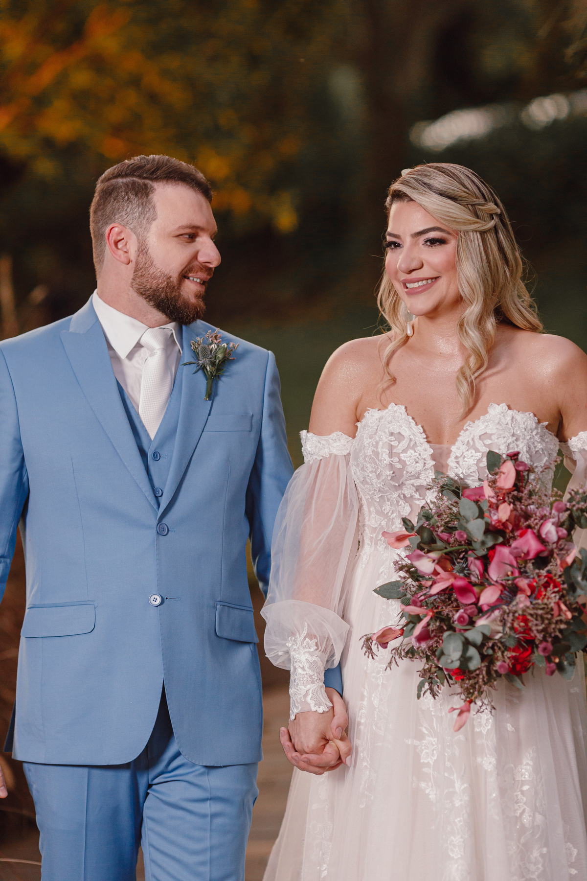 retratos dos noivos após a cerimônia noiva de branco noivo de terno azul claro buquê rosa