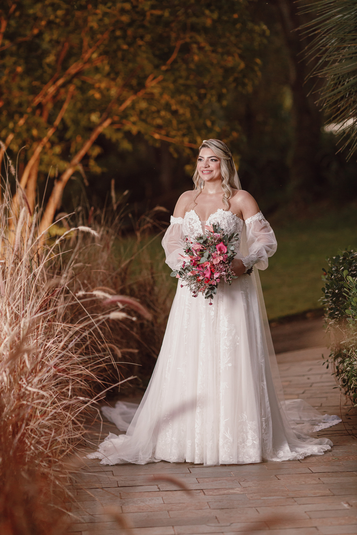 retrato de noiva ao ar livre noiva de vestido branco romântico com buquê rosa