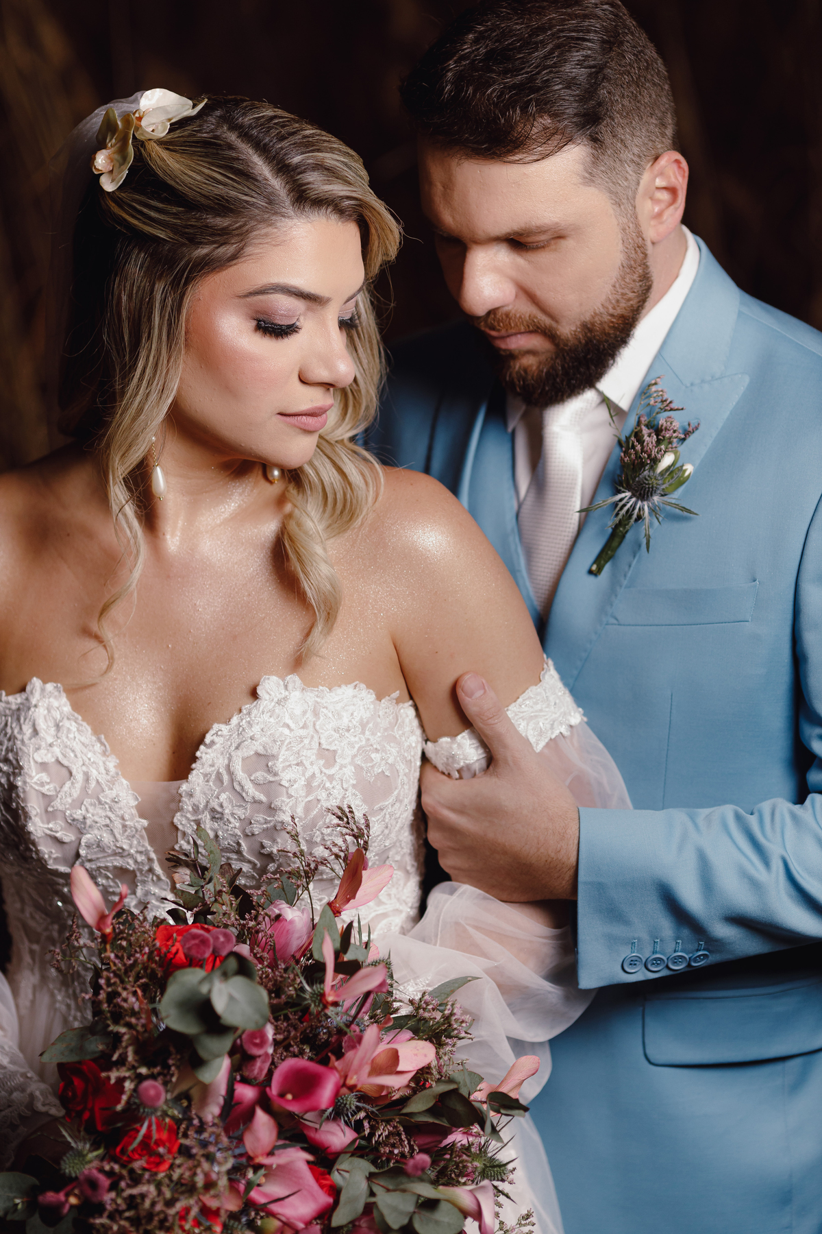 fotógrafo de casamentos em maringá retrato dos noivos noivo de terno azul
