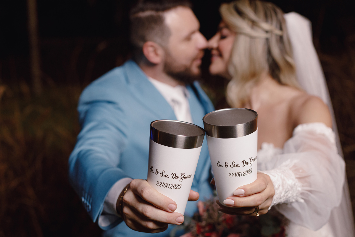 retrato dos noivos com copos temáticos inspiração de copos personalizados para casamento