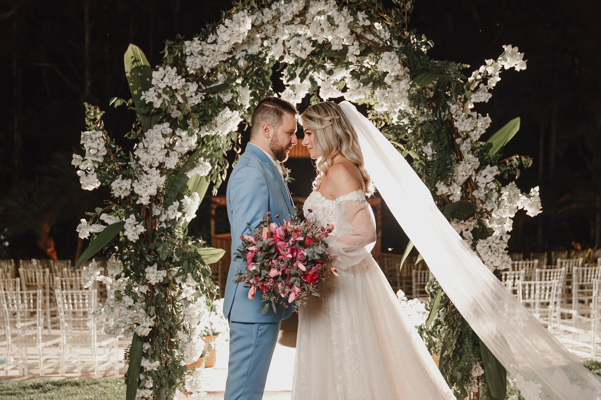  casamento externo em maringá eden garden retratos dos noivos arco de flores brancas