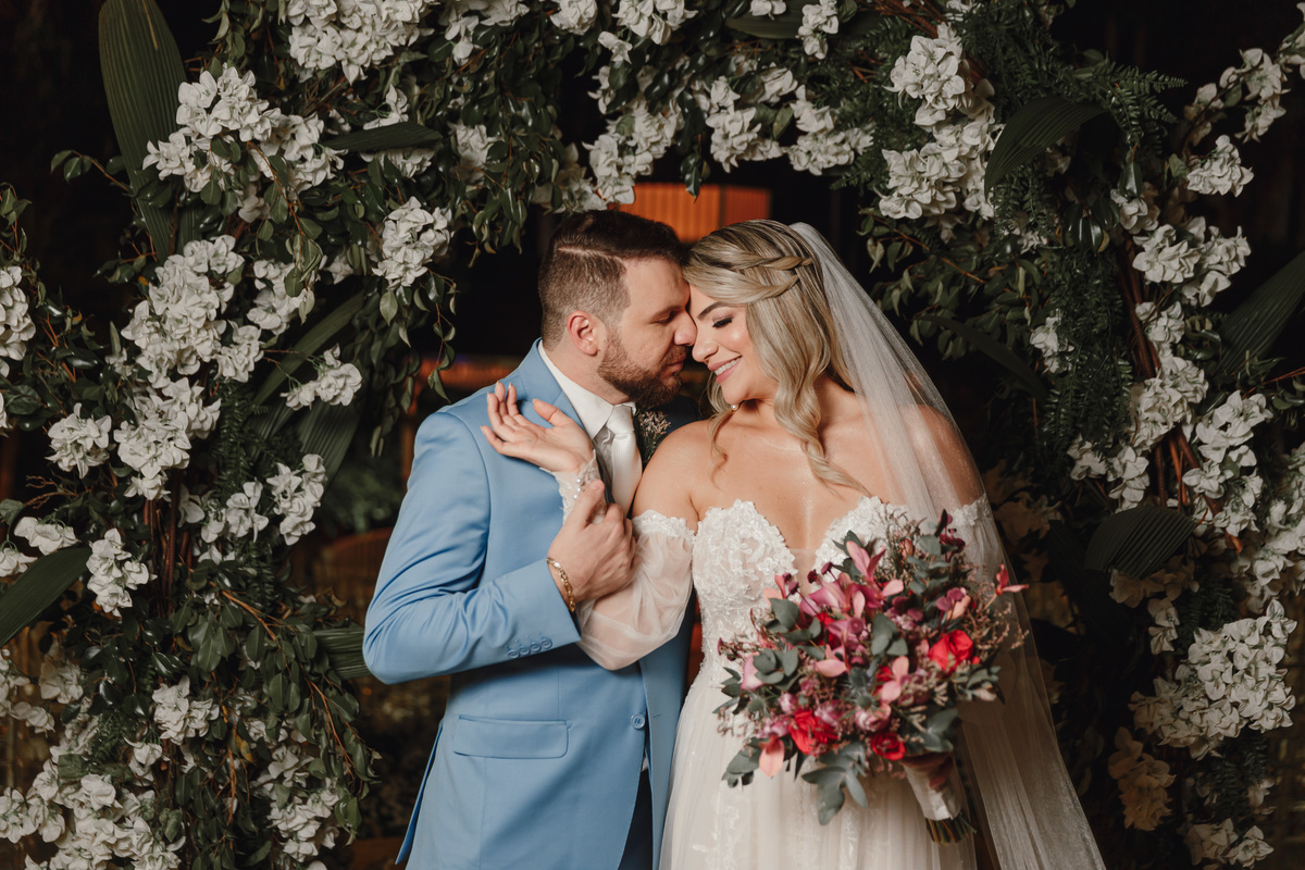 arco de flores brancas para casamento noiva com buquê vermelho e rosa