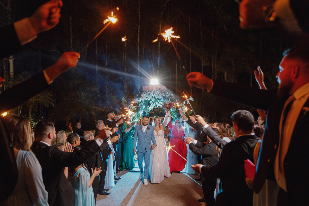 chegada dos noivos na festa de casamento eden garden maringá velas de estrelinha